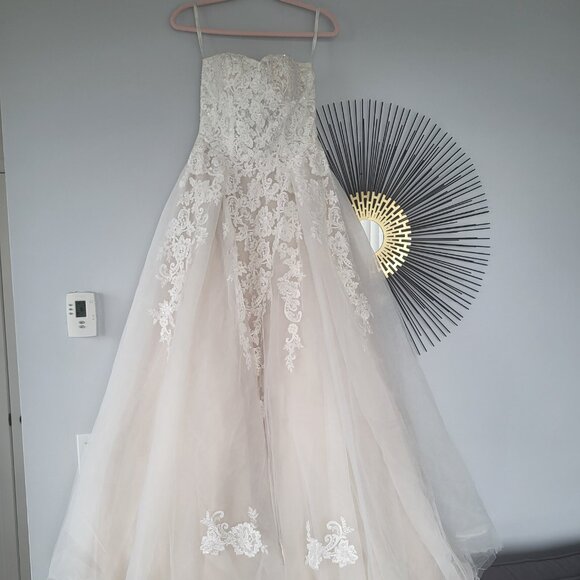 Wedding dress and veil - Picture 5 of 7